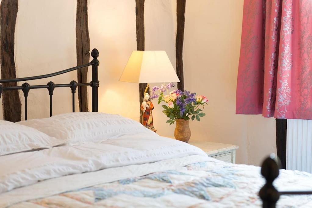 Meddlars A Historic Cottage On The Countryside Edge Of A Vibrant Market Town Hadleigh  Exterior photo